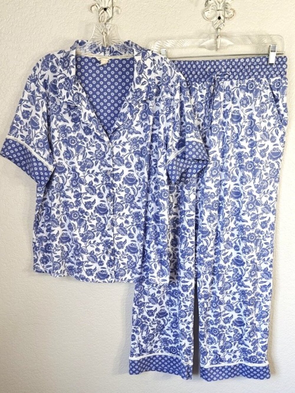 Vera Bradley Size M Pajama Set Blue & White Floral Short Sleeves Pants Pockets
